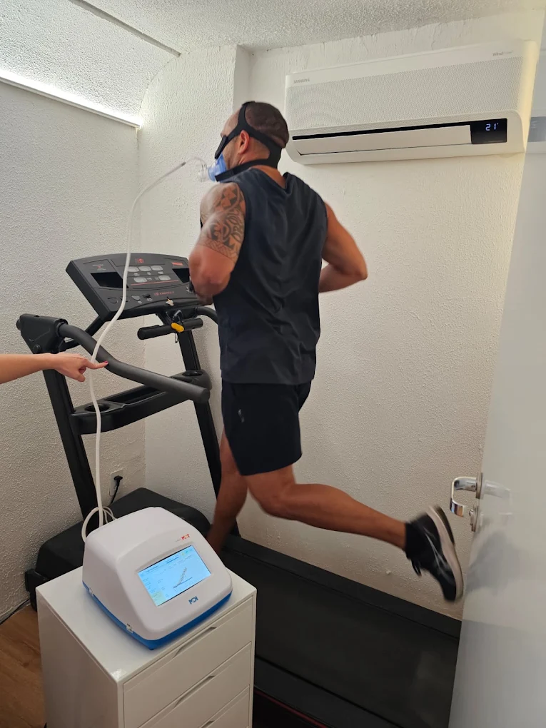 Paciente realizando exame de calorimetria indireta em esteira ergométrica