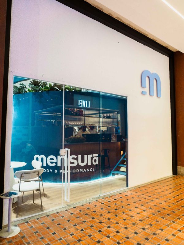Fachada da Clínica Mensurá, com o logotipo na vidraça