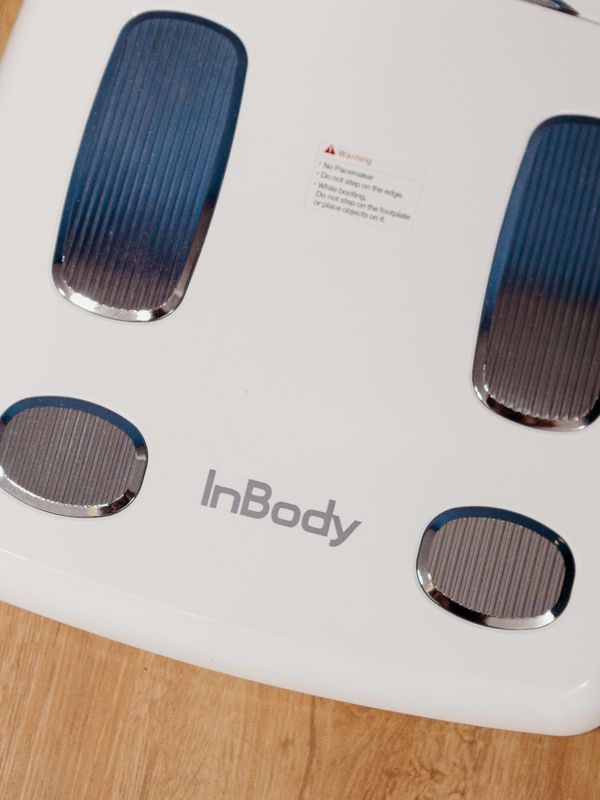 Plataforma do InBody, aparelho de bioimpedância